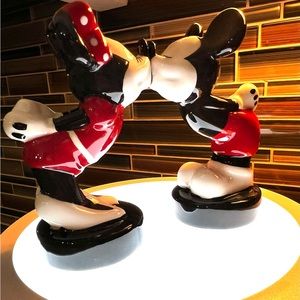 Disney 🆕in box Ceramic Minnie Mickey Kissing Salt Pepper Shakers on pedestal
